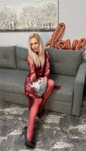 Nika_golden_ Public Pic 4