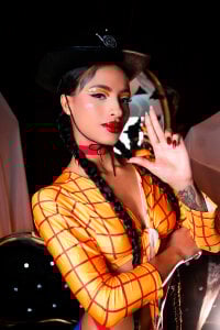 AnahisBennett The Sheriff’s Dirty Secret 😏 Foto 5