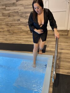 JuliaMorganss I'm at the pool slika 6