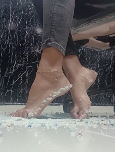 surrender to my feet dirty slave🧎‍♂️⛓️😈 de NicolLady  4 Imagens