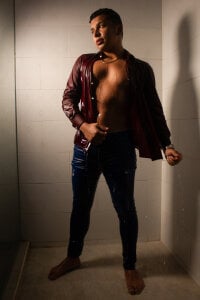 Master_Connor_BDSM a god under the shower! a wet Master Pic