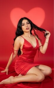 Susana_leeSweet or naughty? On Valentine's Day, I'm both. 🎀🍓 Bild 5