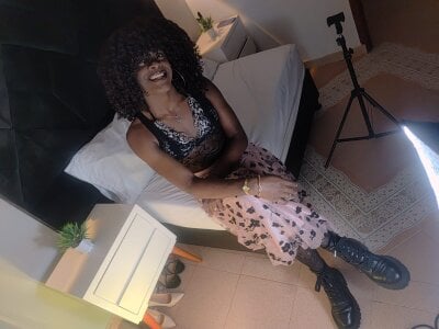 puca_ebony SOMETHING DIFFERENT IN A SKIRT  3. fénykép