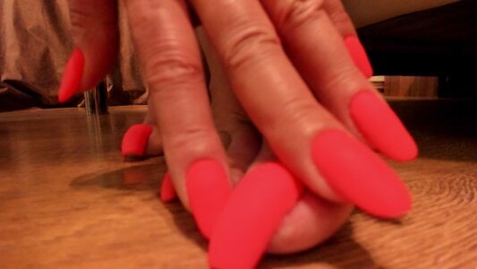 MadameCrowford Bold neon nail look 사진 3