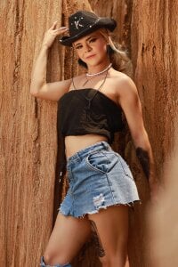 Shaina_Monroe OUTDOORS Pic