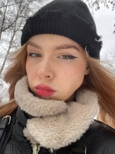 GlitchyDollyOn a walk图片 2