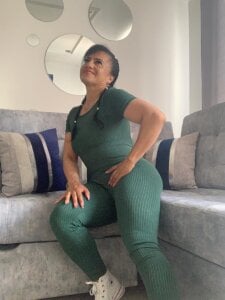 clara_heat Curves that don’t ask for permission 🔥✨💃 Foto 3