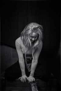 Austeja_Ona Warm Darkness Foto 4