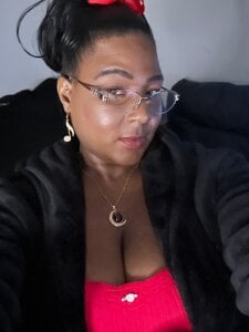 Curvy-Sashia Public Pic