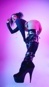 VioletXia_ Goddess in leather Bilde 2