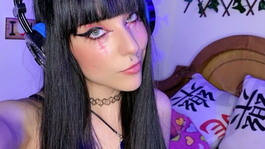 StrangeDesire girl who loves video games Pic