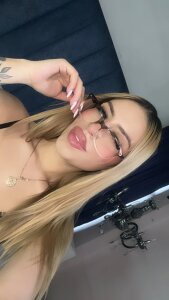 Anittatoro_the girl with the pretty face and small breasts Bild 4