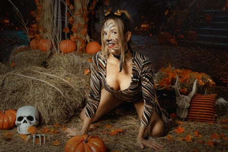 CATIAJONES Happy Halloween 🎃😈🔥 Pic 5