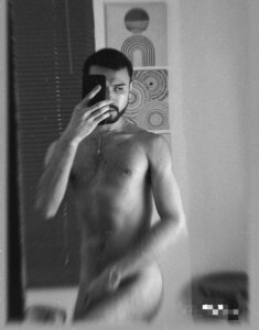 Axel_Moon_S In the mirror Pic