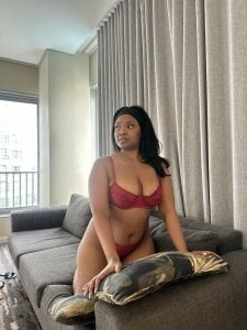 UzuriZahra01 Downtime with me🍷 Foto 4