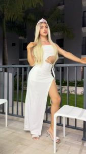 PerlaRogerss_ White Queen: pure seduction in silk slika