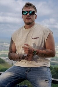 keane_lee_ 😉 One smile… and you’re already curious. Pic 2