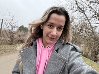 reading a sexy book de MaryBennetts  6 Imagens