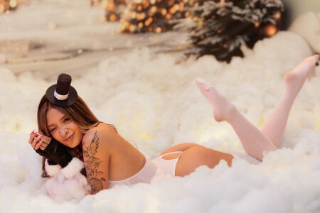 Victoria_Adams14 Snow doll 🤍🎁 Pic 3