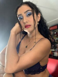 Sara_Noa with my cell phone Pic 4