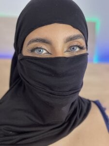 Jasmin_hamdanのTell me no… but look at me like thisの 2枚の写真