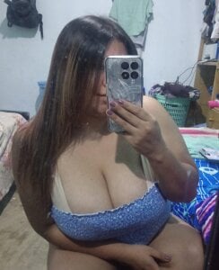 Big-breastedLatina Public Pic 4