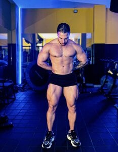 FreszX Poses en el Gym Pic 4