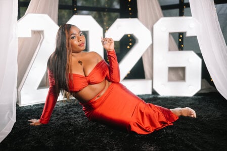 MARA_THOMPSONNのHappy new year!! 🥂💖の 2枚の写真