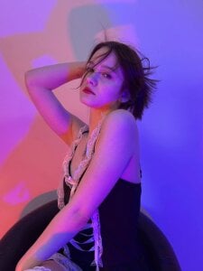 MichelleRoux Bend your knees Pic 6