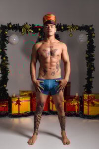 Rob_saenz_ This year, my only wish is the magic of your love among Christmas lights." Pic 9