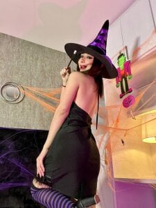 MilenaCrown Trick, prank… or maybe both 🎃👻 Pic 4