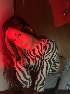 mxli_divine_ Me in red Bilde 6