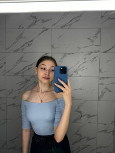 luna_young Public Pic 8