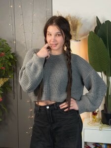 EnidRitzelin a gray sweater^^ Bild