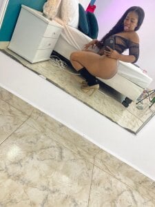 AlisonTravis 🖤 Just me 🖤 Pic 2