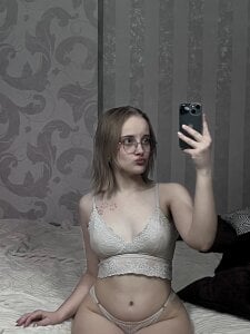 KirstinMcgeady photo session in front of the mirror Gambar 3