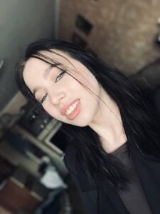 amanda-miki Public Pic 4