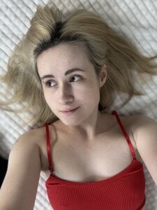 JoyeGracey May in red outfit รูป  6