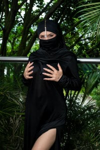 _Nadiaa Black that seduces, mystery that hypnotizes ... do you dare to look more closely? 👀🖤🔥 Gambar 6