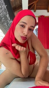 A smile can be more dangerous than any piece of clothing. 😈🥵 de ShanaJamil  Imagens