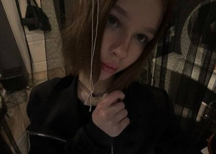 MarieHernandezのCloser Than You Thinkの枚の写真