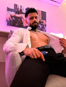 Aura Grey “Grey Aura isn’t just a name ..it’s my style:elegant, sophisticated, and irresistibly pro" de TristanGrey  3 Imagens