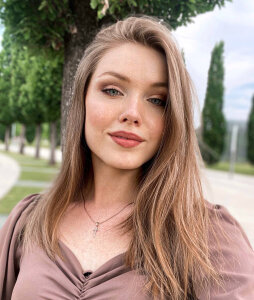 EvaMitchell Public Pic 2