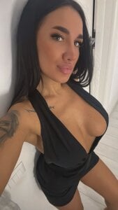 sarah_aadams_ Public Pic 4