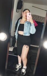 Emily-Hot_ Public Pic 4