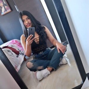 Samantha_collins_2 Public Pic 2