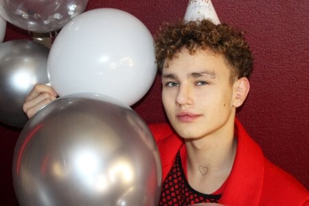 NathanCurl It was my birthday stream 🎂🎁🎈 Pic 3