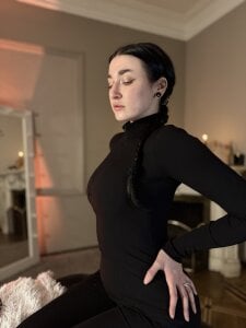 Chloe__Hilton Public Gambar