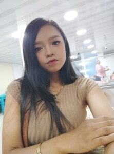 Lili_16 Public Pic 9