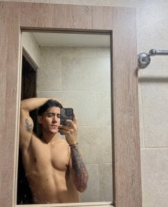 TaylerCross_: Selfies ( 5 фото)